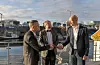 Olav Klausen overrakte måndag stafettpinnen vidare til Anders Hovland. Styreielar Petter Steen Jr. i midten. FOTO: EIRIK DANKEL/HELSE FONNA