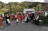 I mangel på eige korps fekk ein låna Førde skuleorps og mannsskoret sang tre sangar for dagen.