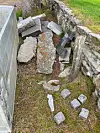 Ein del av den største samlinga av gravsteinar og feste på den eldste delen.