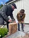 17. mai på Drange gård. Spikerslag av Alf Staupe. Henrik Rossebø følger nøye med.