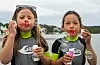 – Sommerbobler og store smil: Ada-Emilie Nerland og Sophie Sæverhagen koste seg med såpebobler, SUP-brett og strandliv da Skattkammeret tok over Førdestranda. Foto: Morten Vågset Møller