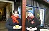 KUNSTERE: Elisabeth Fauske og Siv Johansen er kunstnere med glimt i øynene og stadig nye prosjekter på gang. Enten det gjelder kunst, kaker, te eller pop-up arrangementer på Galleri Uvær eller Betty’s Tesalong.