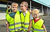 Johannes Hovda Habbestad (6) (t.v.), Herman Selås Tendeland (6) og Ingrid Oline Næs Johannesen (5) er klare for et skoleår fylt med læring, vennskap og lek. Foto: Morten Vågset Møller