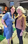 Janne Westby (t.v.) og Berit Karin Hansen kom frå Haugesund for å få med seg konserten. Berit Karin kan dessutan skryte på seg å vere stolt mor til kveldens hovudartist, medan Janne gjer krav på rolla som hans største fan; om halsen har ho eit sølvbelagd Paul Hansen-plekter – one of a kind. Foto: Ole Martin Bentsen