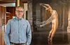 Den lokale kunstnaren Billy Økland med målarstykket «Balanse». Økland meiner balanse er aktuelt på dei fleste område i livet, noko som inspirerte han til å måla dette biletet. Han omtalar kunsten sin som klassisk-figurativ. FOTO: GUNNHILD LØNNING