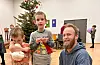 Leif Sverre Haga samen med sonene Gaute (t.v.) og Sverre kosa seg på juletrefesten.FOTO: PRIVAT