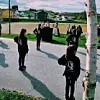 Sveio drilltropp held stand medan ordførar Linn Therese Erve held tale utanfor Sveio omsorgssenter.