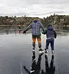 En fin start på året med islagte vann og solfylte dager. Siste rest av jula ble knust og spist på isen, me har brent bål og stått på skøyter. Det gjelder å nytte desse dagene når det er så skjeldent me får dei???? ❄❄ #vestavindsveio