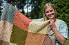 Margrethe Miljeteig har hekla dette teppet sjølv. Alle fargane kjem frå ulike planter og vekstar.