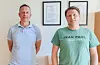 Morten Langeland og Willy Sørensen ved Albatross-senteret i Sveio. Begge er såkalla neurofeedback-trenarar. Her med neurofeedback-sertifikata sine på veggen i bakgrunnen. FOTO: GUNNHILD LØNNING