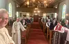 På galleriet spela Sigbjørn Apeland, orgel og Ole Jacob Ravn Ottesen, kornett. To prestar, Roald Drønen og Arild Steinsland, måtte til for å halde styr på det heile. Foto: Privat