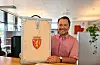 Valurna står trygt plassert på servicekontoret. Bjarte Stølås Storli er valansvarleg i Sveio kommune.