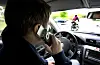 Bilkøyring og mobilbruk er ein farleg kombinasjon, og bøtesatsane blir stadig høgare. Illustrasjonsfoto: Gorm Kallestad / NTB / NPK