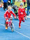 Slappa av mellom kampane med kappløp. FOTO: ELLEN MARIE HAGEVIK