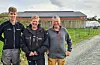 Det har blitt fødd ein del kalvar på Dynjo opp gjennom åra, men til no ingen som 12172 Dynjo. Gardbrukarane Anne Bakke Handeland (i midten) og Frode Handeland (t.h) er litt overraska over alvsverdien til kalven som blei fødd i februar 2020. Yngstesonen Kristoffer Bakke Handeland (t.v.) er også med på drifta.
