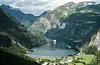 Vestland fylkeskommune ønskjer å støtte ei hardt prøva reiselivsnæring og gjere ho meir berekraftig. Illustrasjonsbilete frå Geiranger. Foto: Hallvard Østrem / NPK