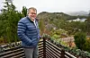 Hans Günther Bonenberger, som tidlegare heitte Hans Gunnar Laupsa, har flott utsikt frå terrassen øvst i Hanalio i Førde.FOTO: TORSTEIN TYSVÆR NYMOEN