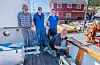 Terje Lier (t.v.), Per Vestvik, Eivind Østebøvik Eriksen og Willy Mjånes nytta godvêret til å gjere dugnad på den gamle skøyta.FOTO: TORSTEIN TYSVÆR NYMOEN