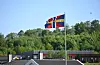 Eit flagg kor det norske og svenske er blanda hang langs vegen til omsorgssenteret. Flagget har sitt opphav frå unionstida.