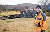 Thor Thingbø framfor ruinen frå krigens dagar der han og kona ønskjer å byggja på for ny bruk.