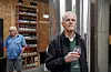 Statsminister Jonas Gahr Støre (Ap) besøkte denne veka Lindheim Ølkompani i Gvarv i Telemark. Ifølgje VG meiner han at dagens grense for sal av alkohol på norske gardar – på 4,7 prosent – er for streng. Foto: Ole Berg-Rusten / NTB / NPK