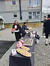 Velforeninga i Pederstunet hadde ordna med servering av pølser, is og kaker til vel 20 store og små naboer der. Inger-Synnøve Reiersen komme med is og Synnøve Selsås Spilde passer pølsegryta.