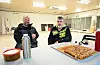 Jan Øyvind Gravdal og Kurt Bårdsen tar ein pust i bakken frå snømåking og arbeid med kafedelen. Dei sit der det skal bli ein kaffikrok i butikken. Foto: Ellen Marie Hagevik