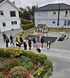 Tog rundt lekeplassen vart det også med medbrakt korpsmusikk i høgtalar og eigen fane laga for dagen.
