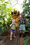 Heile familien er ute og sankar godbitar. Her er mor og gutane i drivhuset.