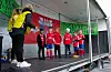Siw Lund Johansen og Ine Salte delar ut premiar til Vard gutar 6 år. FOTO: ELLEN MARIE HAGEVIK