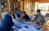 Kulturbygda Valestrand har mykje å by på, her er heime hos gjestfrie Liv Marit og Einar Økland. Frå venstre Hans-Christian Andersen (Valestrand bygdalag og LivOGLyst), Liv Marit Økland, Cecilie Austerå og Eline Øyri frå LÉVA Urban Design.