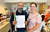 Ein glad og stolt Hussam Alshaaban saman med sveioordførar Linn Therese Erve (Ap). FOTO: ELLEN MARIE HAGEVIK