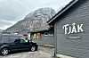 I 2018 flytta Fjåk inn i ein nedlagd barnehage som dei gjorde om til fabrikk. Sjølv om den kommunale husleiga er symbolsk, har dei alt nådd makstaket i produksjonen og treng større lokale. Foto: Heidi Molstad Andresen / NPK