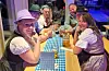 Anne Mari Ottesen (t.v.) valde like greitt å feire 46-årsdagen sin på oktoberfesten. Med seg her har ho Geir-Ivar Stelander, Angela Stelander, Jan Einar Rød, Ernst Peter Ravn Ottesen og Randi Ø. Rød. Foto: Ole Martin Bentsen