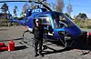 Pilot Martin Winje med helikopteret som skal nyttast til transporten, eit Airbus H125. Foto: Kjartan Moe Hustvedt