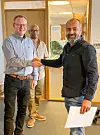 Det var mange store smil under vitnemålutdelinga. Her får Hussam Alshaaban beviset på at han har gjennomført norsk grunnskule av avdelingsleiar Pål Viland Monstad. Bak Abebe Wayessa, som har vore kontaktlærarar for G4-kullet. FOTO: ELLEN MARIE HAGEVIK