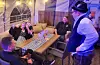 Ute var det rigga til partytelt med lys og varmepumpe på terrassen, så det var god plass i lokalet. F.v.: Trond Halleraker, Signy Ferkingstad, Linda Naley, Morten Kristiansen og Svein R. Kildal. Trond og Morten frå Førde Event hadde ansvaret for lyd og lys under arrangementet. Foto: Ole Martin Bentsen