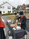 Steffen Reiersen nærmest, og Daniel Spilde sto for servering av pølsene.