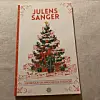 Ser juleforberedelsene er i full gang her på Instagram ???? Her i huset har Hr og Fru Kaos startet ny tradisjon... Vi øver til Christmas Caroling, en av oss er tonedøv så dette kan bli interessant ???? Når jeg sang for ungene når de var små sa de Hysj ???? #christmas #sang #høytid #vestavindsveio #livetpålandet #singing #julesang #julesanger #jul #jul2020 #tidforjul #juledekor #juledekorasjon