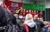 Siw Lund Johansen (t.v.) og Ine Salte deler yt premiar til Vard gutar 8 år. FOTO: ELLEN MARIE HAGEVIK