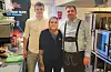 Peter Jepsen (t.h.) driv Kaien i Førde og var hovudarrangør for oktoberfesten. Her avbilda med sonen Bo Jepsen og bartender Linda Vihovde, som begge var del av vertskapet denne kvelden. Foto: Ole Martin Bentsen