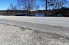Skal du svinga av og parkera her må du vera merksam på høg asfaltkant.