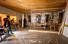 «Halve» Auklandshamn på dugnad i kafedelen. Dei som tek turen innom no vil sjå ein stor forskjell. Foto: Privat