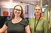 Konsulent ved servicekontoret i Sveio, Serine Ann King Johannessen (t.v.), og digitaliseringsrådgiver, Kristine Rossehaug, mener det nye kontaktsenteret vil komme innbyggerne til gode. Foto: Morten Vågset Møller