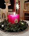 Tenn et lys for GLEDE???? I år går jeg for rødt i adventstiden og, mye å glede seg for og til ????❄️???? #adventskrans #rhododendronramapo #skimmiarubella #rhododendron #julerose #altfraegenhage #kransedilla #vestland #anderledesåret #vestavindsveio