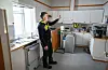 Også kjøkkenet i kafedelen blei ribba, og alt er bygd opp på nytt. – Me har sjølvsagt laga ny opning her også, smiler Kurt Bårdsen. Foto: Ellen Marie Hagevik