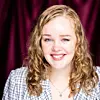 – Heilt enkelt forklart så blir nordlys til fordi det i nokre tilfelle er partiklar frå sola som krasjar med gassane i atmosfæren, seier Veronica Danielsen.