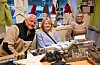 Ella Solsvik Økland selde sjølvlaga gruteklutar. Med seg hadde ho morfar Nils Otto Solsvik frå Sotra og farmor Inger Skogland. Foto: Sigrund Breistig