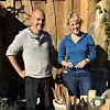 Gjestene som sjekkar inn hos Ben Kristian Hope og Helen Eide, får omvising på garden og dei får helsa på dyra. Dei får også tilbod om å kjøpa det som til ei kvar tid veks i åkeren.