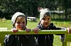 Desse gutane har seg ei treningsøkt på apparata ved sandvolleyballbana. Dei kom til Finn Fram-dagen i lag med mamma og pappa, med båt frå naustet på Fagerland. Tobias og Emil Tjoflot Lysen er begge 5 år.